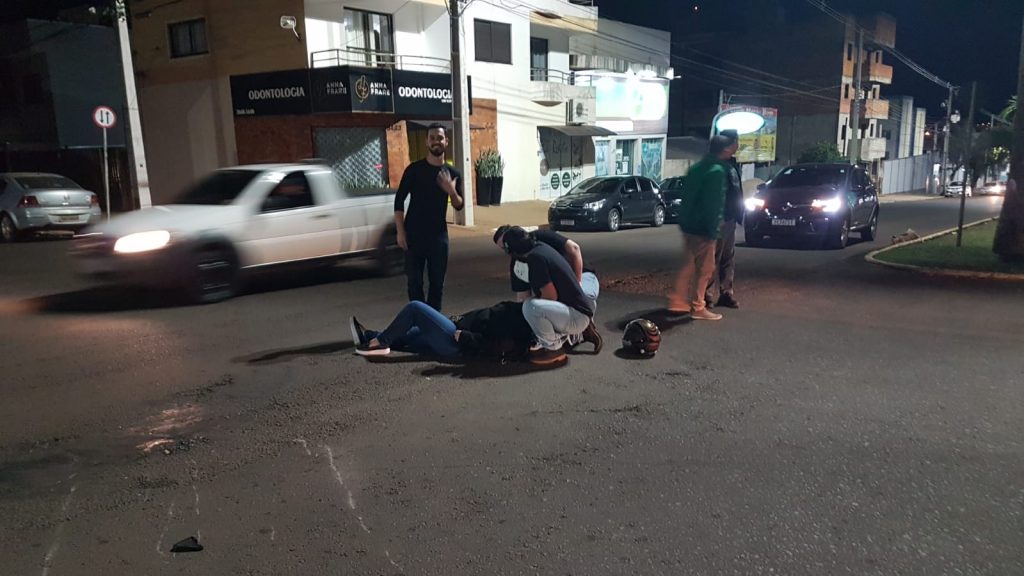 Mulher é socorrida pelo Siate após colisão entre carro e moto na Avenida Brasil, no Coqueiral