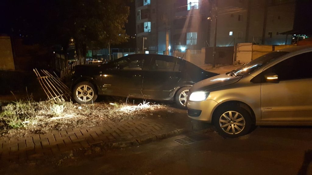 Após colisão entre dois carros, um deles atinge portão de imóvel no Cancelli