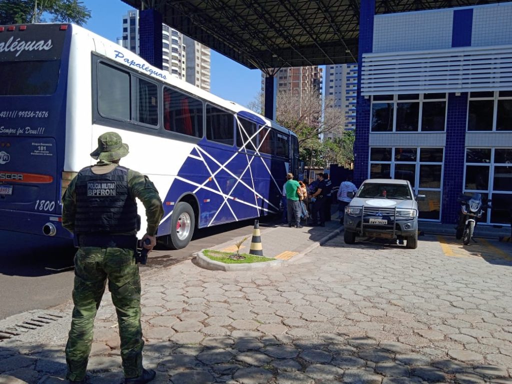 BPFron e RF apreendem ônibus carregado com contrabando em Santa Terezinha do Itaipu