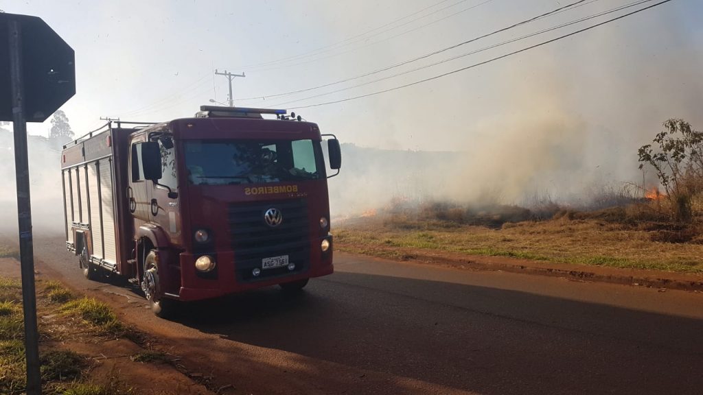Incêndio em área de vegetação causa bastante fumaça no Bairro Tarumã; Bombeiros são mobilizados