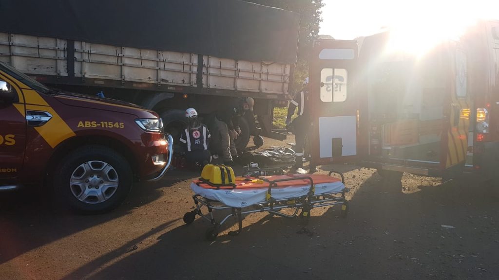 Jovem motociclista morre em colisão contra carreta no Bairro São Cristóvão