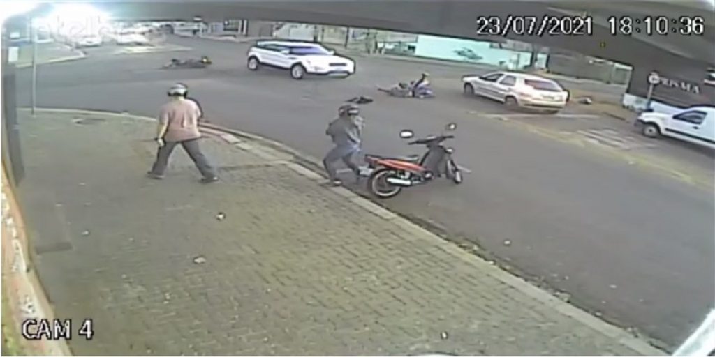 Câmera flagra colisão que envolveu Honda Biz e Range Rover, na Rua Presidente Kennedy, no Centro