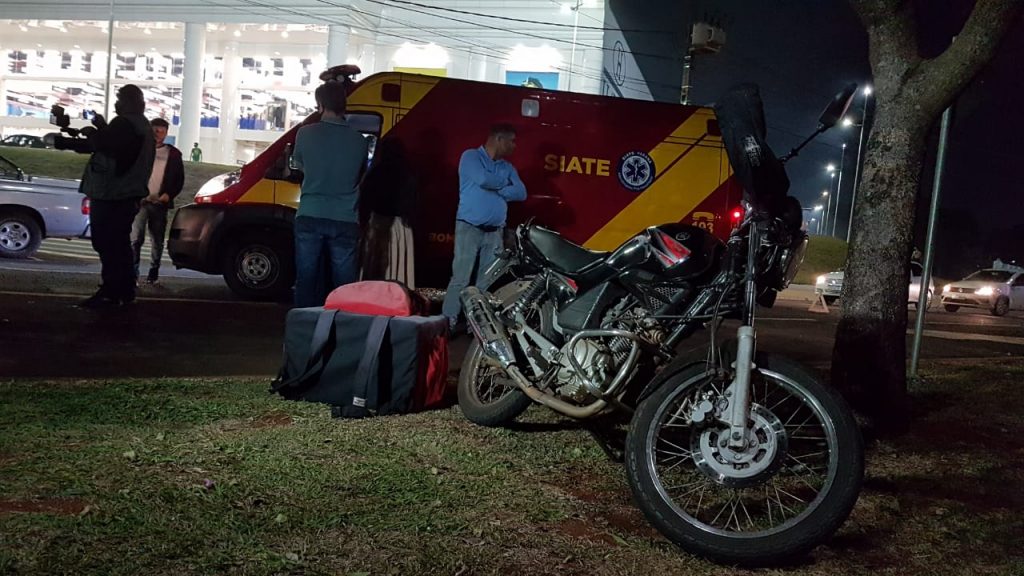 Jovem de 21 anos fica ferido em colisão traseira na Avenida Tancredo Neves