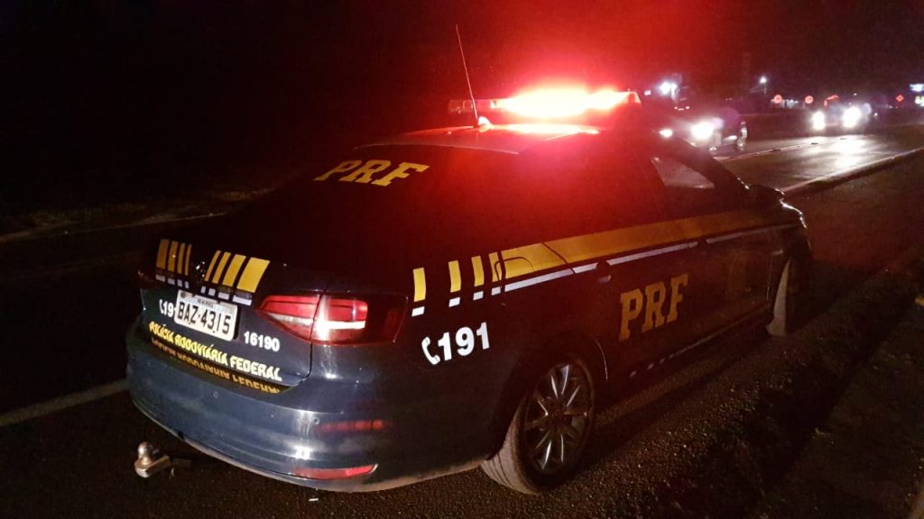 Carreta tomba na rodovia BR-369, em Ubiratã