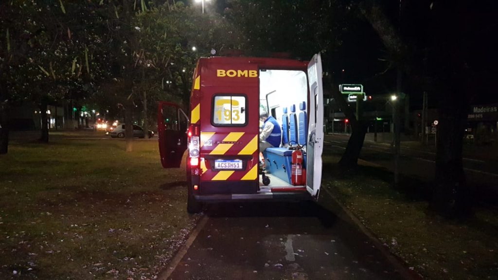 Siate socorre adolescente ferida no canteiro da Avenida Tancredo Neves, no Alto Alegre