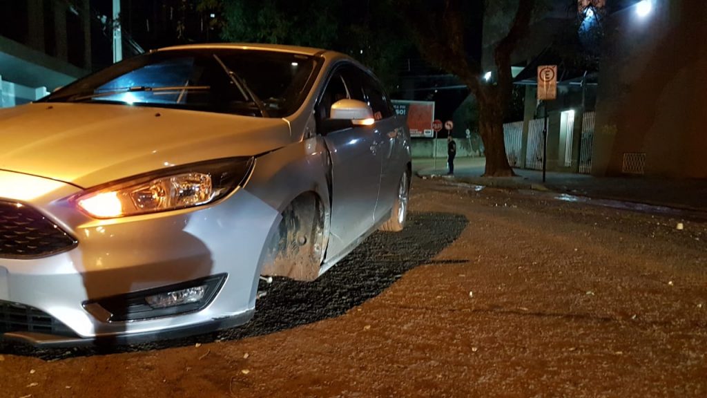 Roda é arrancada de veículo após colisão contra meio-fio no Centro; veículo ficou no meio da via pública