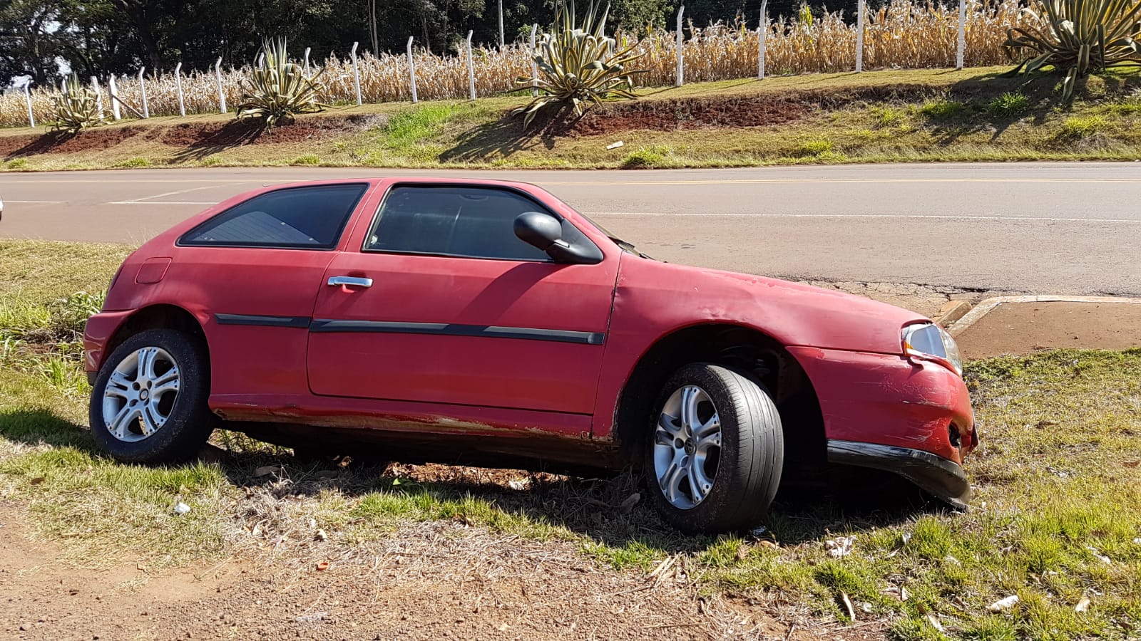 Carro é ‘abandonado’ após cair em canaleta de escoamento de água às margens da PR-180 Imagem referente a Carro é ‘abandonado’ após cair em canaleta de escoamento de água às margens da PR-180