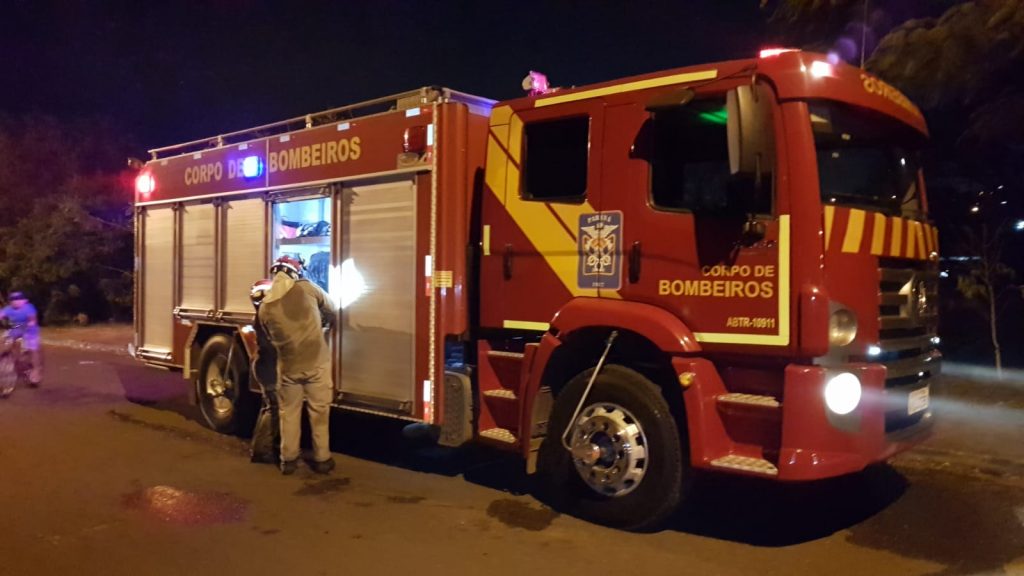 Bombeiros controlam incêndio na esquina das ruas Bororós e Mawes