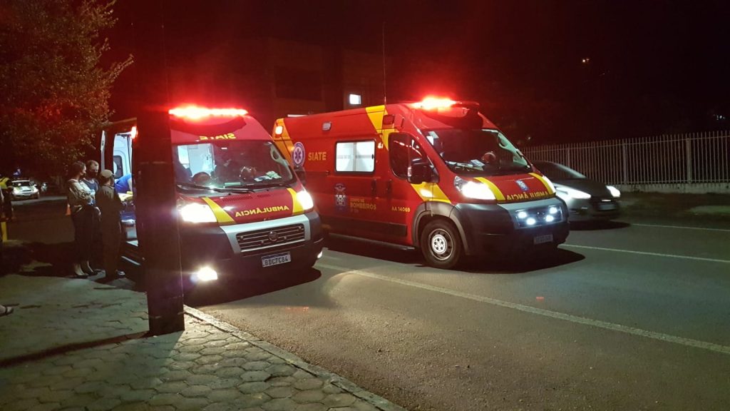 Forte colisão de trânsito na esquina das ruas Nereu Ramos e Pernambuco deixa casal ferido
