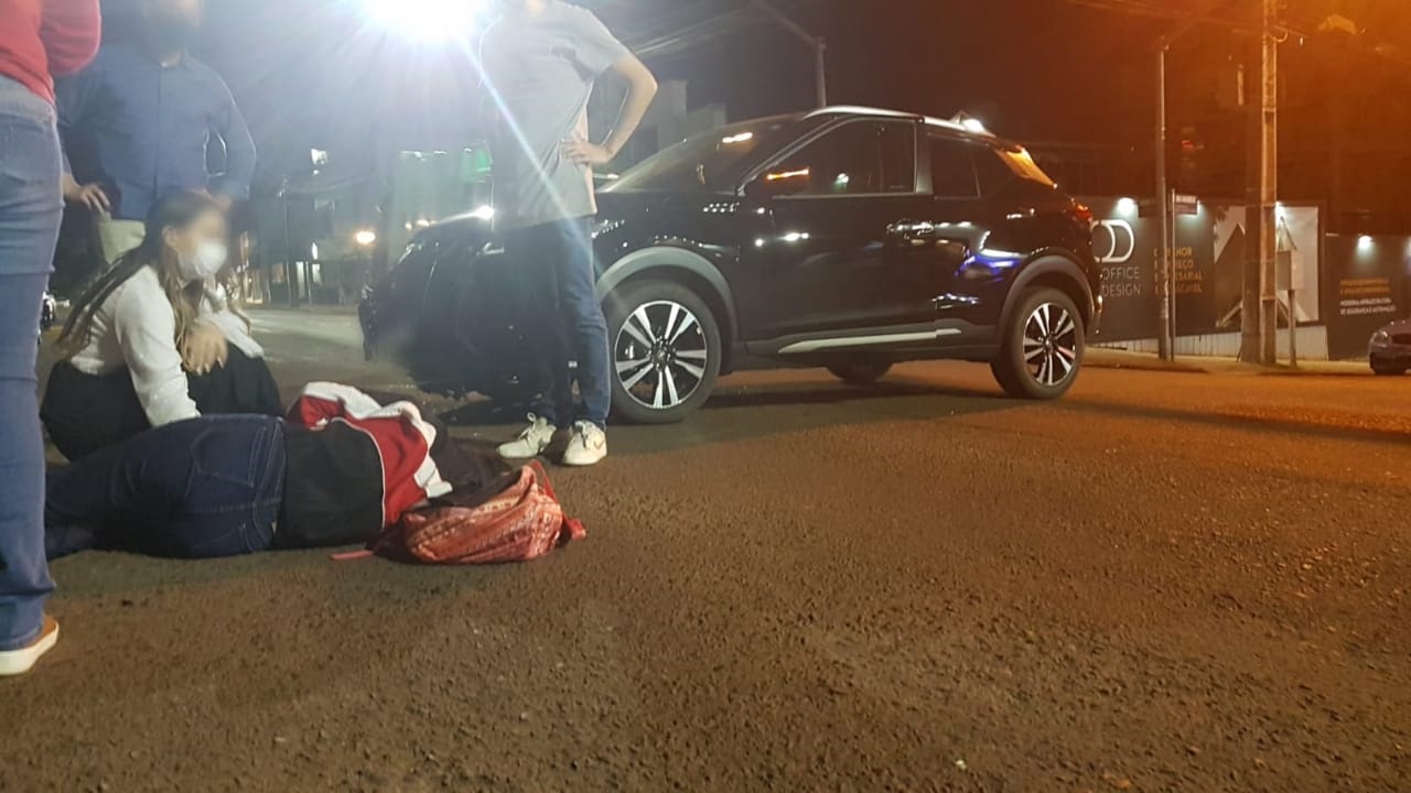 Garupa de motocicleta fica ferida após colisão de trânsito no Centro; o condutor da motocicleta teria se evadido do local Imagem referente a Garupa de motocicleta fica ferida após colisão de trânsito no Centro; o condutor da motocicleta teria se evadido do local