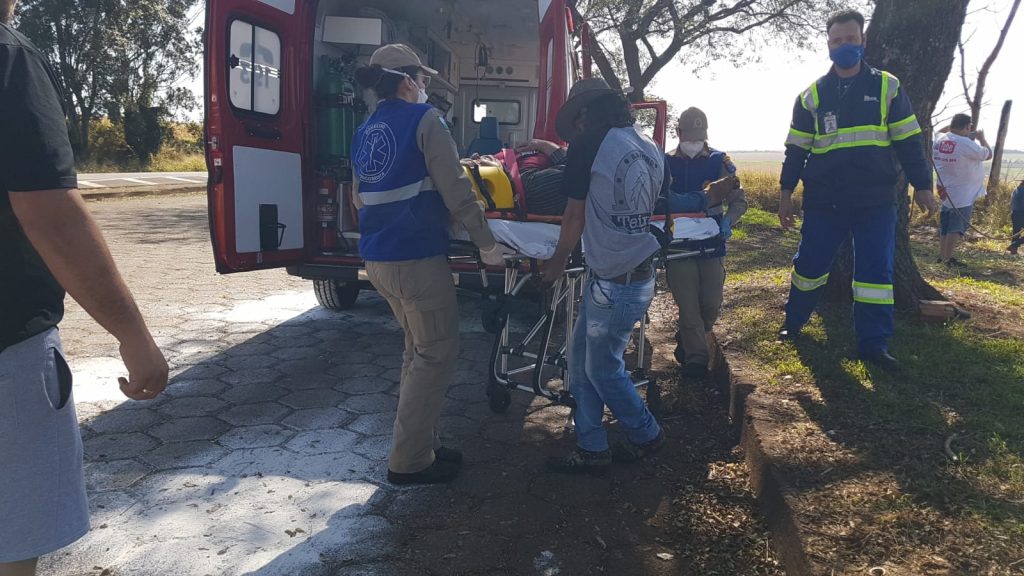 Homem que andava a cavalo sofre queda e precisa do socorro do Siate e da Viapar na BR-369