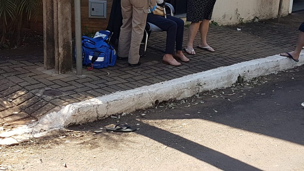 Mulher de 67 anos sofre queda em calçada quebrada no Bairro Parque Verde