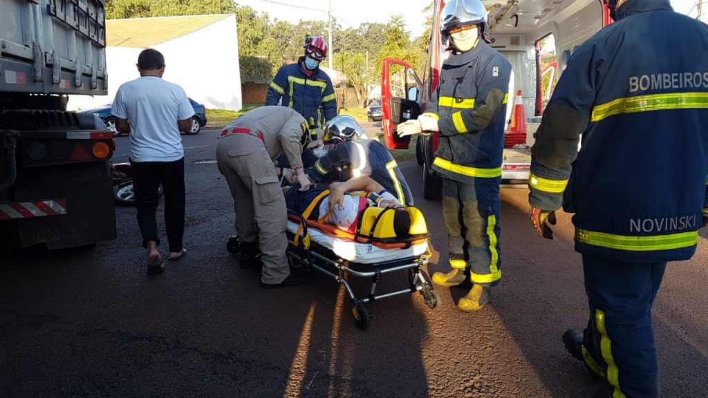 Motociclista para embaixo de carreta após colisão na Avenida Olindo Periolo
