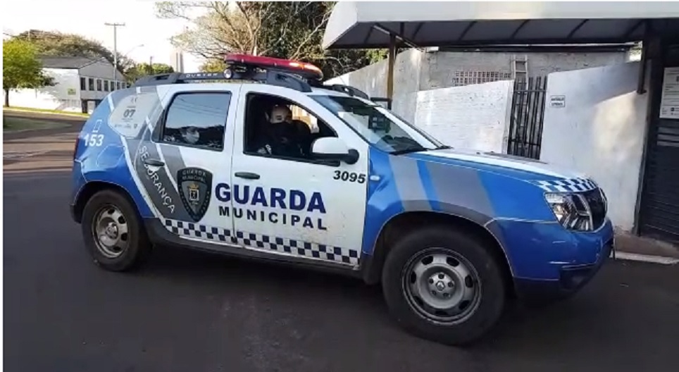 Homem é detido pela GM acusado de tentar enforcar mulher com fio de fone de ouvido no Periolo