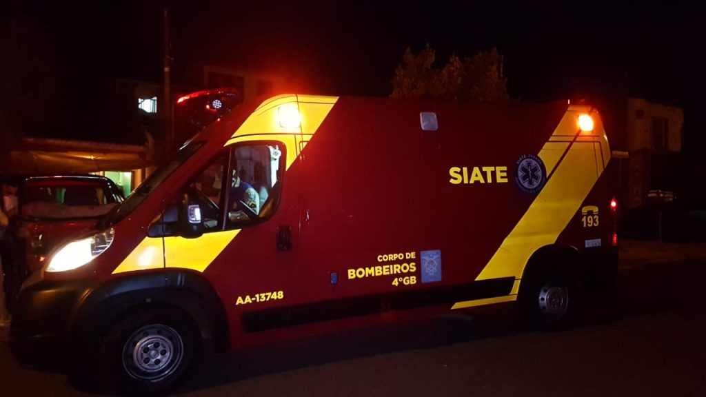 Mulher cai de caminhonete e fica ferida no Bairro Santa Felicidade