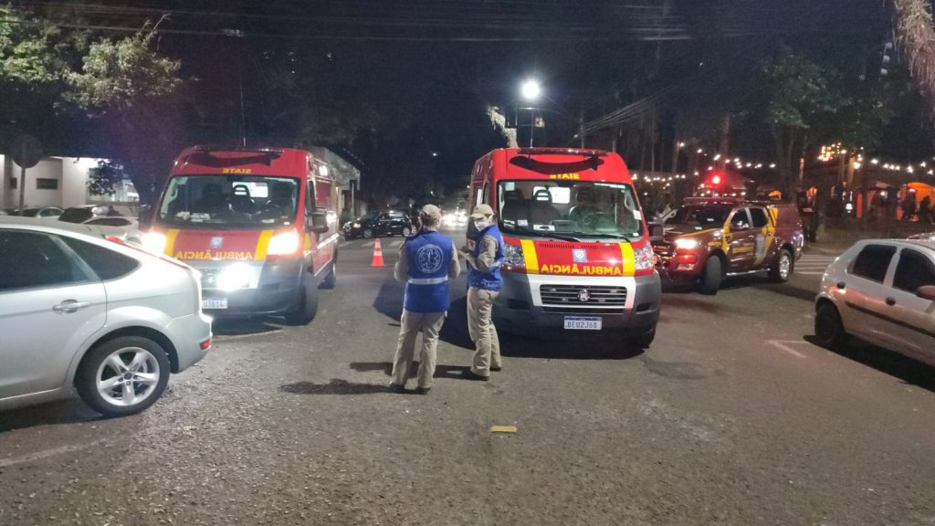 Ambulância do Siate e motocicleta se envolvem em colisão no Centro