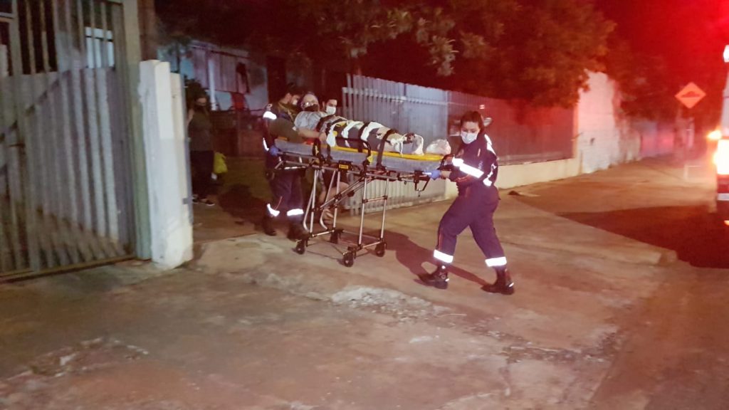 Mulher é socorrida por equipe do Samu após sofrer queda em casa na Rua Presidente Kennedy, no Centro