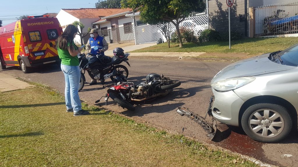 Jovem de 21 anos fica ferido em acidente entre carro e moto na Rua Flamboyant