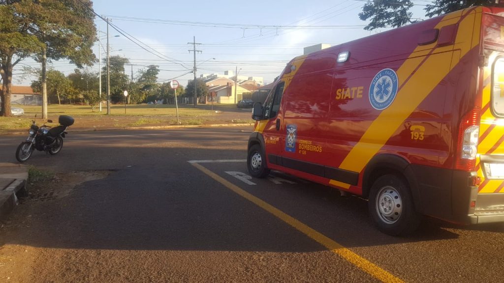 Homem sofre ferimentos no braço em colisão de moto contra carro no Bairro Maria Luíza