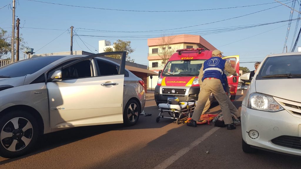 Mulher de 62 anos fica ferida ao colidir bicicleta contra carro na Rua Cuiabá, no Alto Alegre