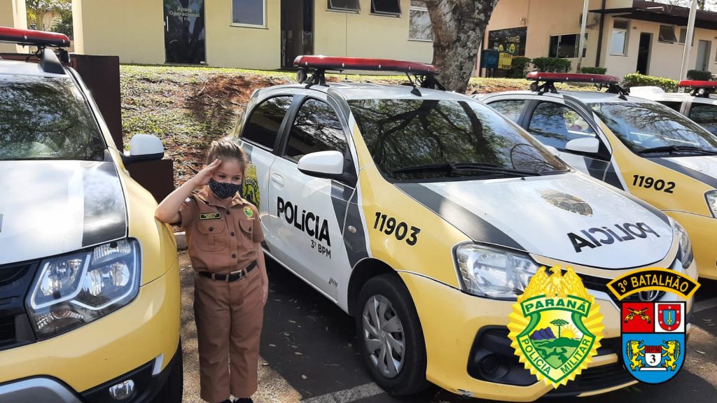 Menina de 5 anos visita a sede do 3º Batalhão da PM em Pato Branco