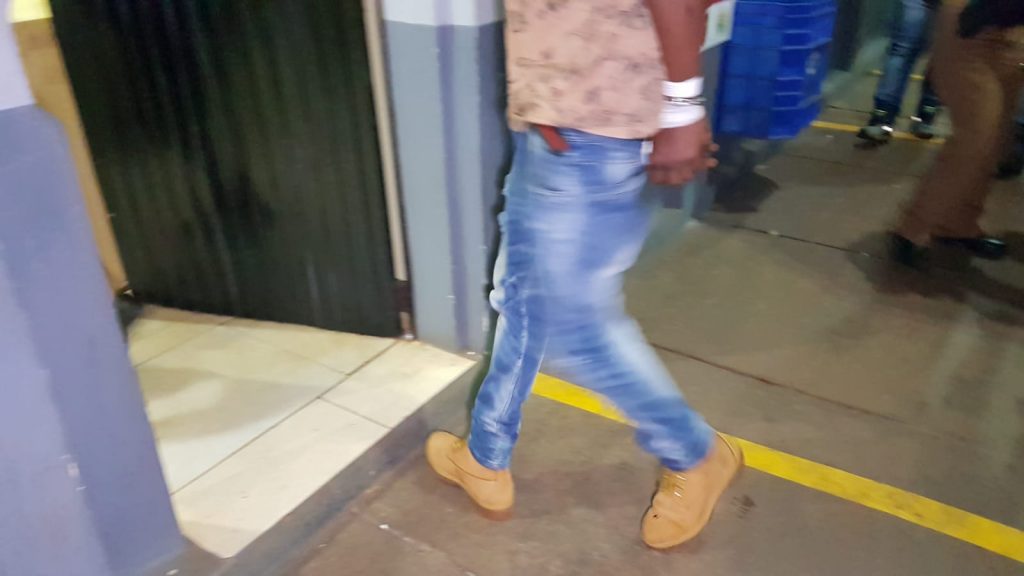Acusado de agredir a esposa com socos e pedradas, homem é preso pela PM no Universitário; casal é de nacionalidade haitiana