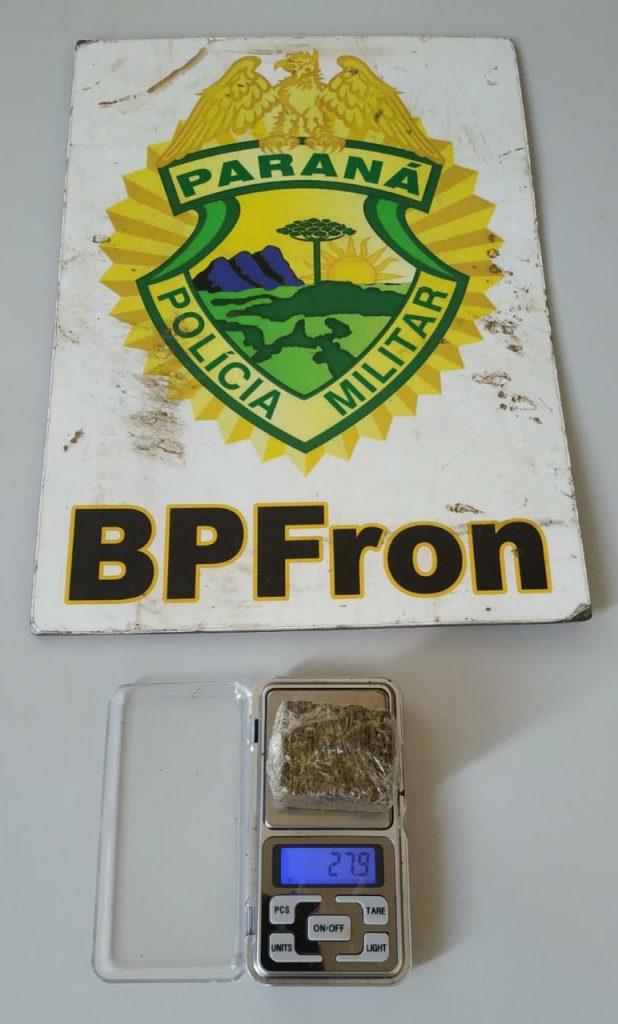 Adolescente é flagrada pelo BPFron com porção de maconha durante fiscalização a ônibus em Capanema