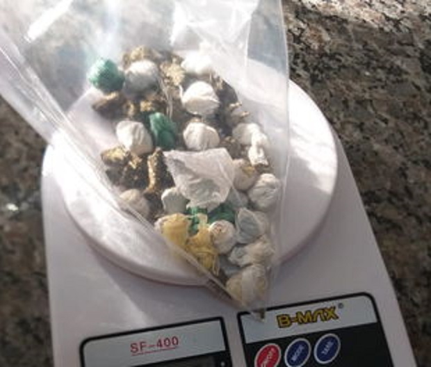 Homem é flagrado tentando jogar maconha em presídio Imagem referente a Homem é flagrado tentando jogar maconha em presídio