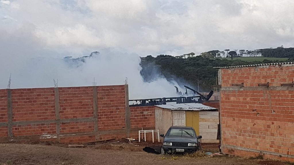 Incêndio deixa imóvel destruído no Jardim Veneza, em Cascavel