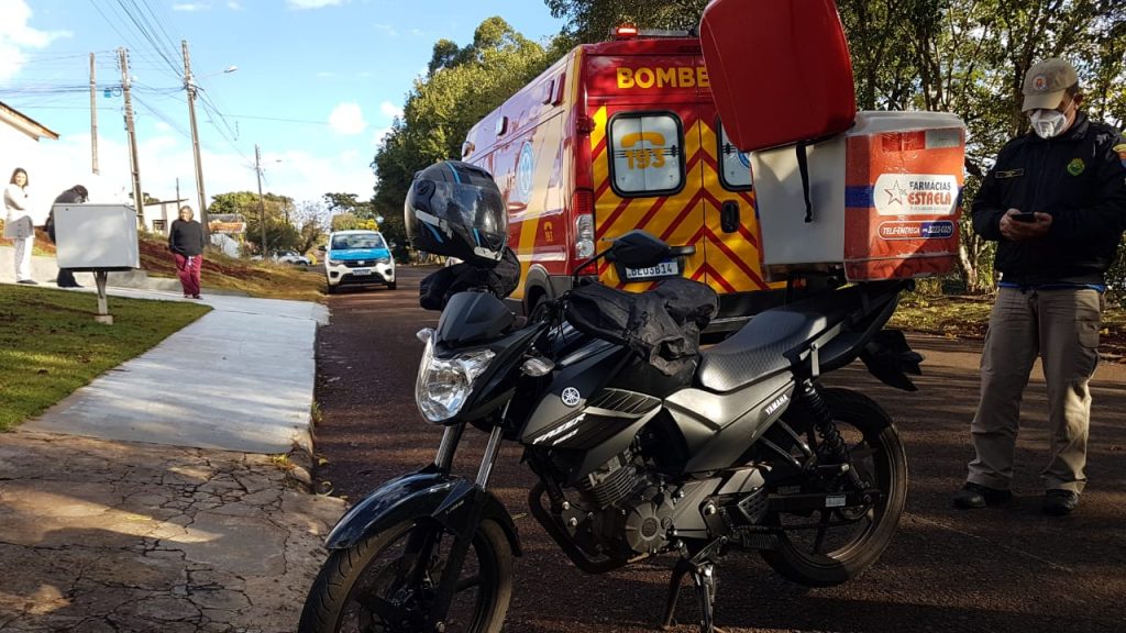 Homem de 56 anos sofre queda de moto ao atropelar gato que atravessou a Rua Haiti, no Periolo