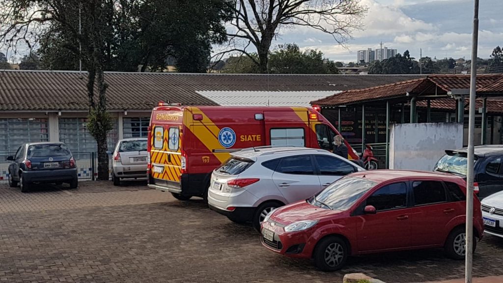 Menino de 6 anos é socorrido pelo Siate após sofrer queda em CMEI no Cascavel Velho