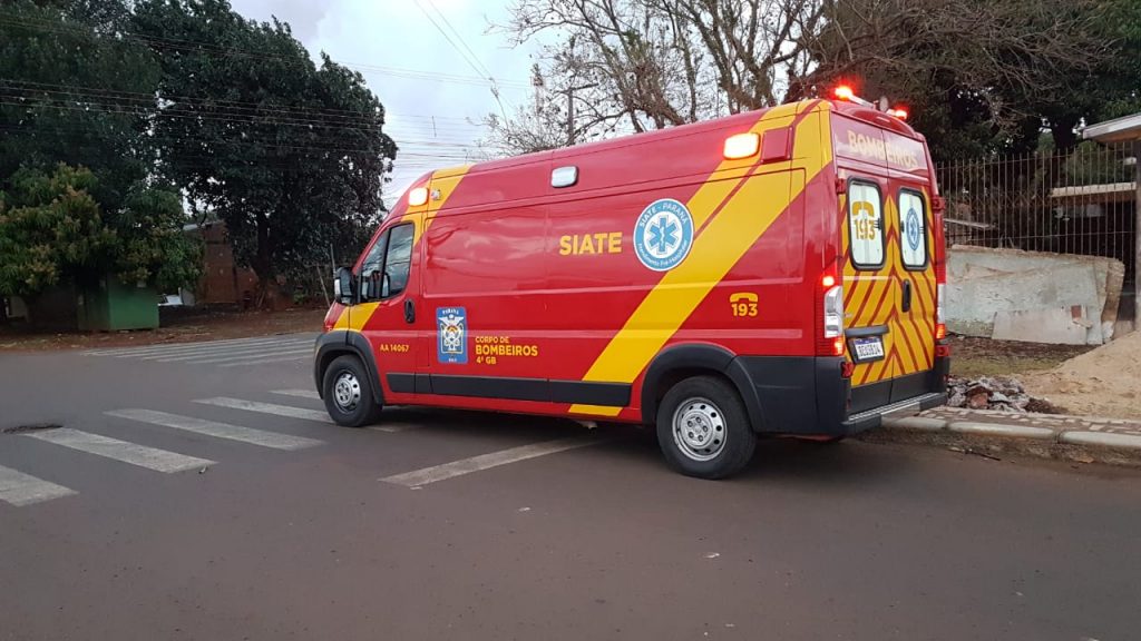 Menina de 12 anos é socorrida pelo Siate após colisão entre carro e bicicleta no Periolo