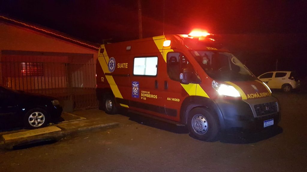 Menino de 2 anos cai de sofá e fere a cabeça em casa na Rua Krahos, no Paulo Godoy