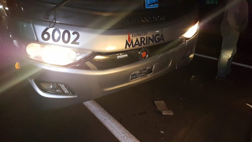 Veículo Prisma acessa a BR-277 pela contramão e colide de frente com ônibus
