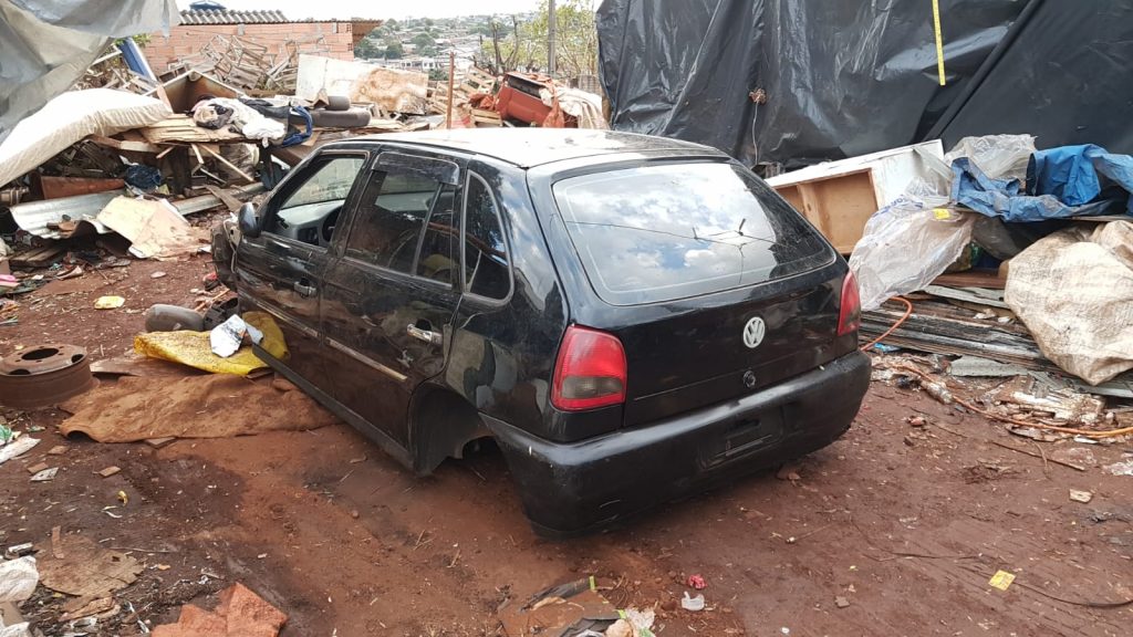 Investigadores do GDE recuperam três carros e uma moto em terreno no Bairro Morumbi