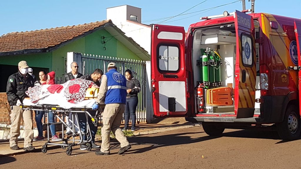 Mulher sofre queda e é socorrida pelo Siate com lesão no pé no Bairro Floresta
