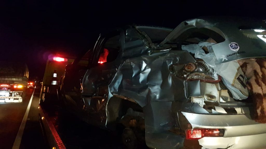 Duas pessoas ficam feridas em colisão entre carro e carreta na BR-277, em Cascavel