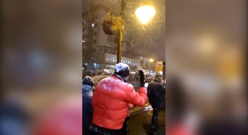 Neve encanta moradores e visitantes de Gramado (RS) na noite desta quarta-feira (28)