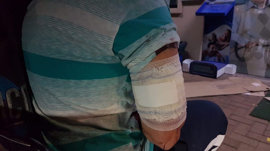 Homem que estava em bar no Bela Vista é atingido no braço por bala perdida; atiradores estariam em moto