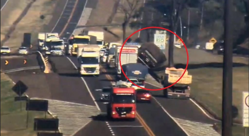 Vídeo mostra momento em que caminhão tomba às margens da BR-277, em Cascavel