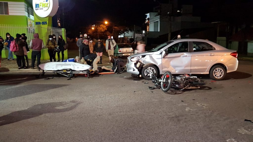 Moto e Ford Ka colidem no cruzamento das ruas Maranhão e Castro Alves; Siate foi mobilizado