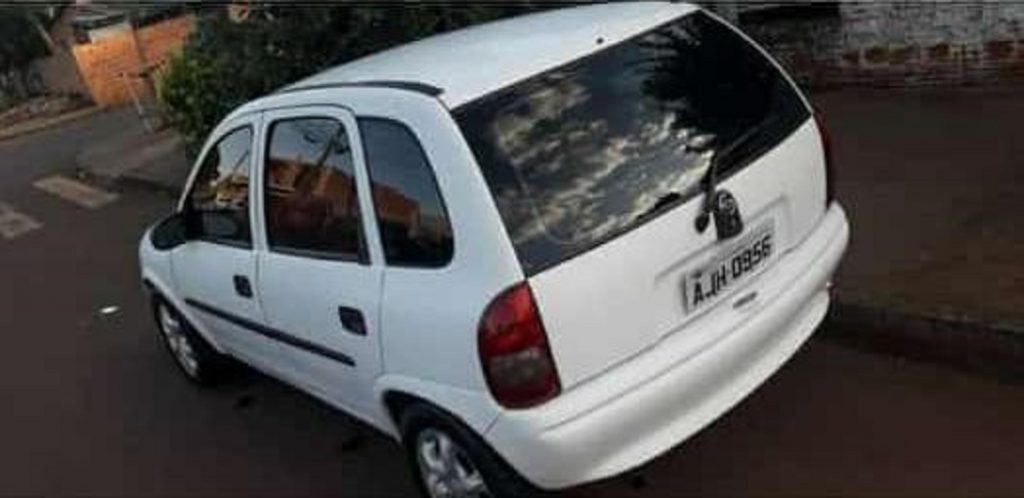 Corsa Wind de cor branca com placas AJH-0956 é furtado no Centro de Cascavel