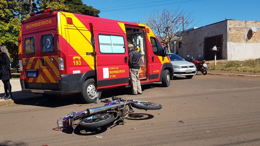 Motociclista fica ferido em colisão com carro no Santa Cruz