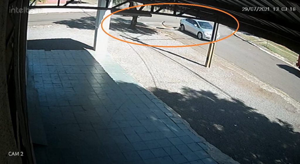 Câmera registra colisão entre carro e moto no Santa Cruz