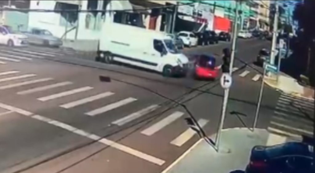 Acidente que envolveu três veículos no Centro é registrado por câmera; veja o exato momento da batida