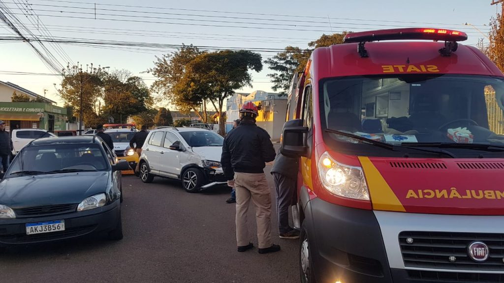 Fox e F-250 colidem na Rua Manaus, esquina com a Rua Osvaldo Cruz; Siate foi mobilizado