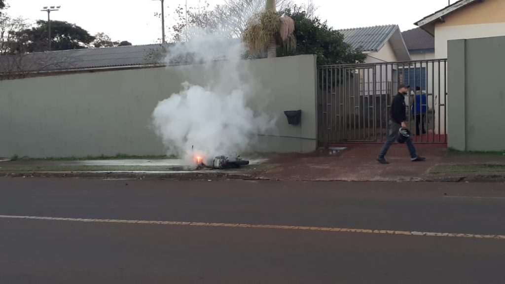 Moto pega fogo e Bombeiros são acionados na Rua Cuiabá, no Alto Alegre