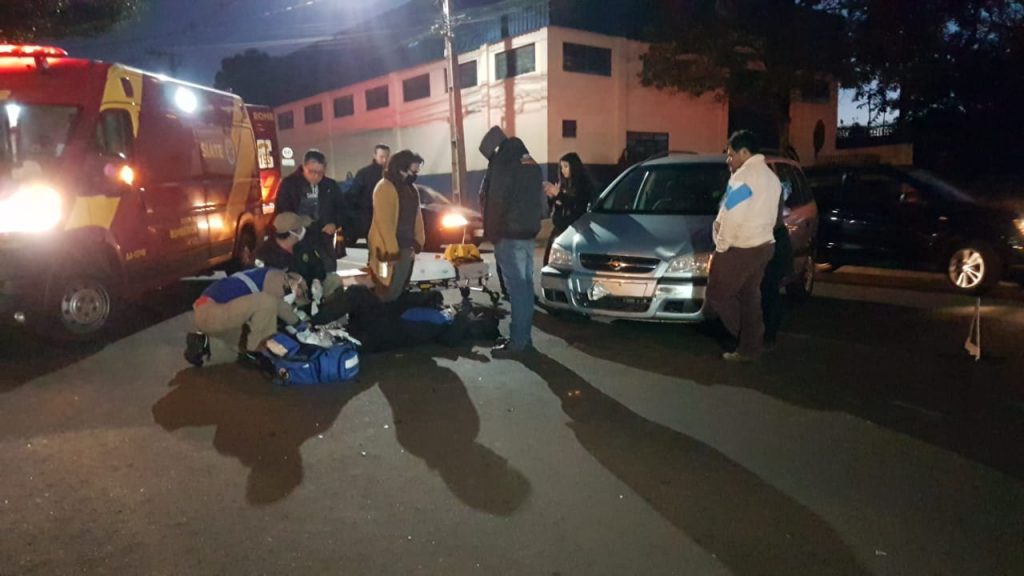 Motociclista sofre grave lesão no pé em colisão contra carro na Rua Jorge Lacerda, no Claudete