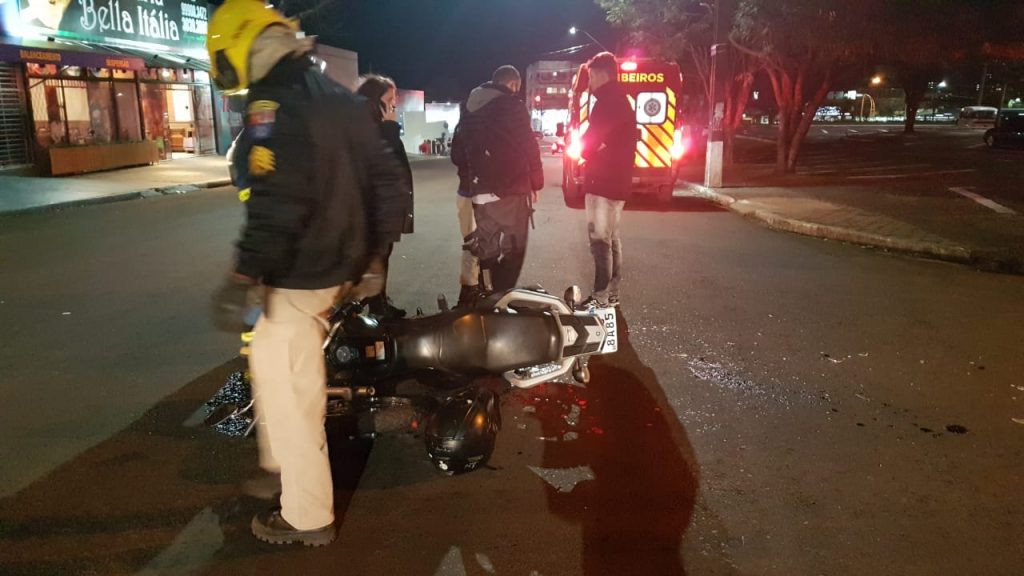Roda dianteira de moto é arrancada em forte colisão contra Honda Civic no Bairro São Cristóvão
