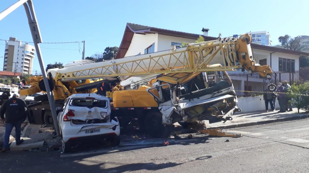 Sem freios, guindaste atinge caminhão, carro estacionado, semáforo e grade de imóvel em Pato Branco; veja o vídeo